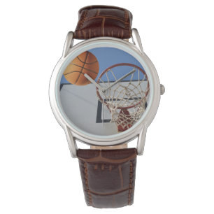 Basketball, der durch einen Hoop läuft, Armbanduhr