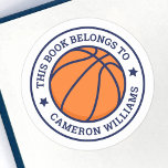 Basketball Dieses Buch gehört dem Schulnamen Runder Aufkleber<br><div class="desc">Basketball bucht Labels mit einem Basketball in der Mitte und anpassbarer Text "zu diesem Buch gehört" und Ihren Namen in einer Uni Sport-Schriftart. Alle Farben sind im Designwerkzeug anpassbar.</div>