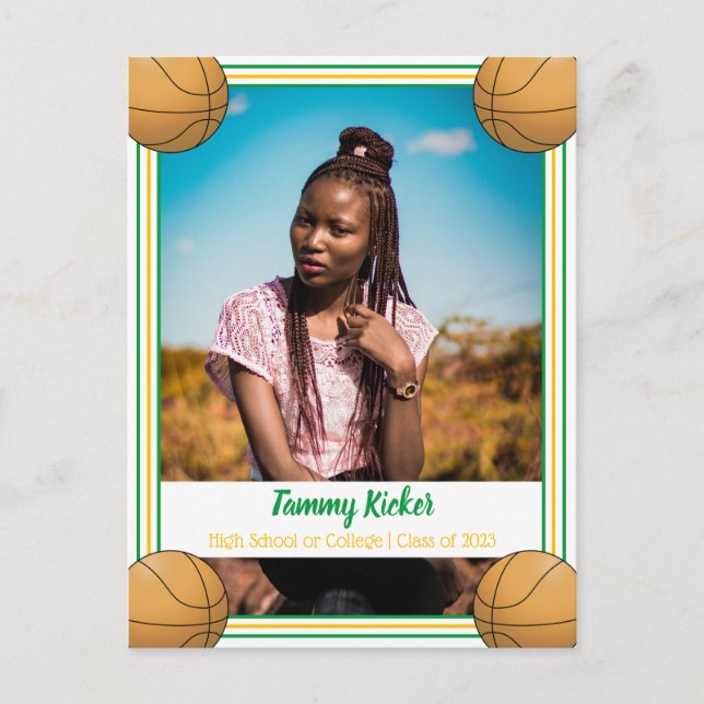 Basketball Green & Gold Abschluss Ankündigungspostkarte (Vorderseite)