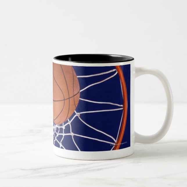 Basketball im Band Zweifarbige Tasse (Rechts)