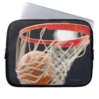 Basketball im Korb. Laptopschutzhülle
