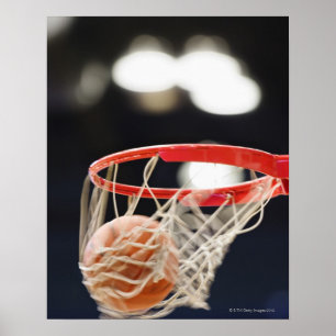 Basketball im Korb. Poster
