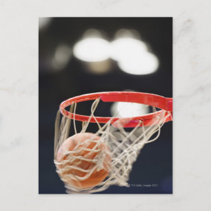 Basketball im Korb. Postkarte