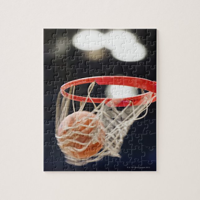 Basketball im Korb. Puzzle (Vertikal)