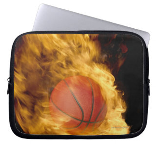 Basketball in Brand (digitaler Verbundwerkstoff) Laptopschutzhülle