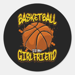 Basketball ist meine Freundin, die ein Ball spielt Runder Aufkleber
