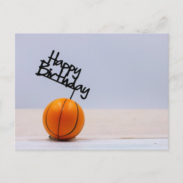 Basketball mit Happy Birthday auf weißem Hintergru Postkarte (Vorderseite)