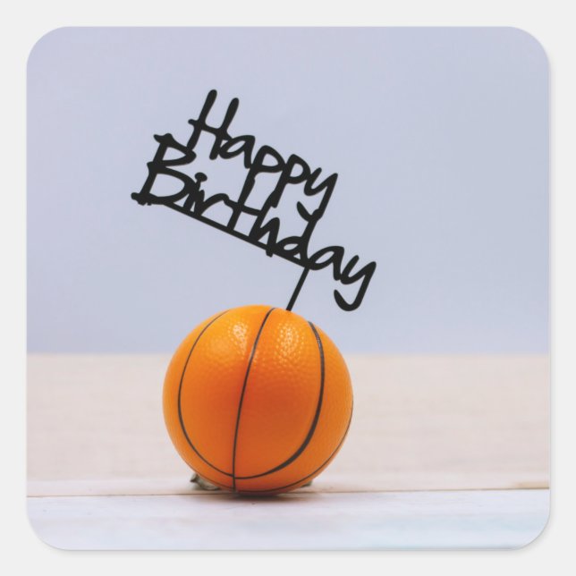 Basketball mit Happy Birthday auf weißem Hintergru Quadratischer Aufkleber (Vorderseite)