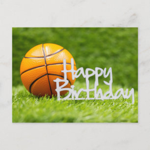 Basketball mit Happy Birthday Schild auf grünem Gr Postkarte