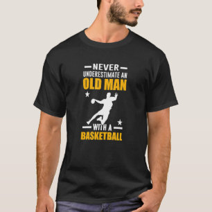 Basketball unterschätzt nie einen alten Mann mit B T-Shirt