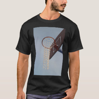 Basketballkorb in geringer Sicht T-Shirt