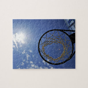 Basketballkorb und der Sun, gegen blauen Himmel Puzzle