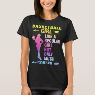 Basketballkorb wie ein normales Mädchen im Basketb T-Shirt