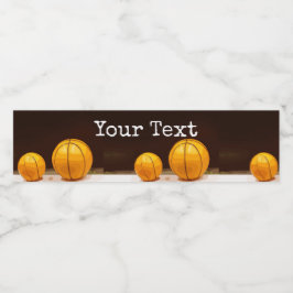 Basketballs sind auf schwarzem Hintergrund Glas Wasserflaschenetikett