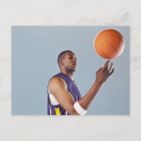 Basketballspieler, der eine Kugel mit einem Finger