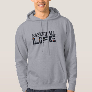 Basketballspieler, die mit orangefarbenem Ball tre Hoodie