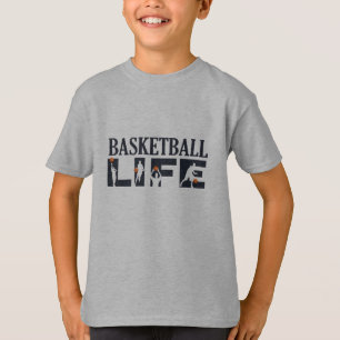 Basketballspieler, die mit orangefarbenem Ball tre T-Shirt