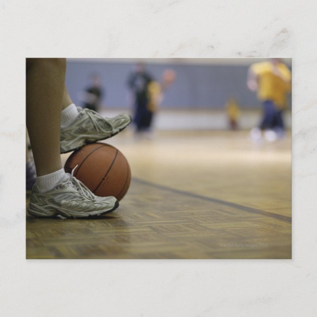 Basketballspieler mit Fußball Postkarte (Vorderseite)