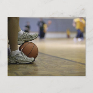 Basketballspieler mit Fußball Postkarte