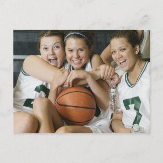 Basketballweibchen lächeln, porträtieren postkarte