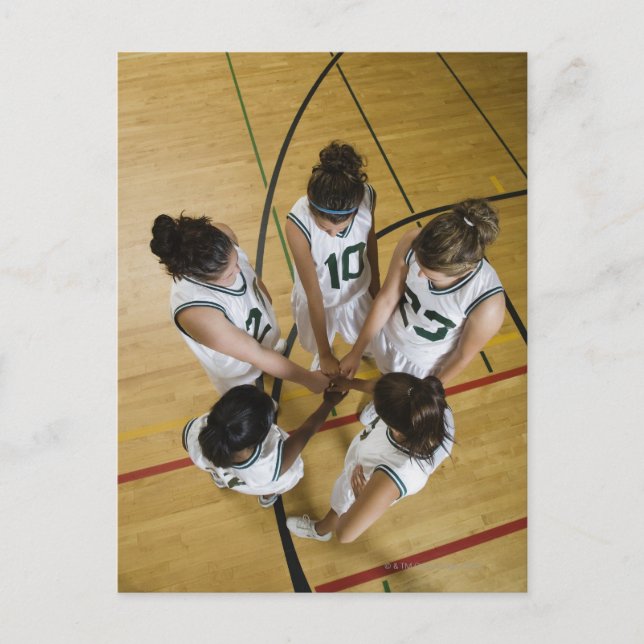 Basketballweibchen mit Gruppenhandschlag, Postkarte (Vorderseite)