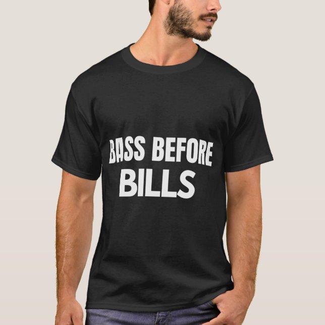 Bass Before Bills – Fischerei-Typografie-Design T-Shirt (Vorderseite)