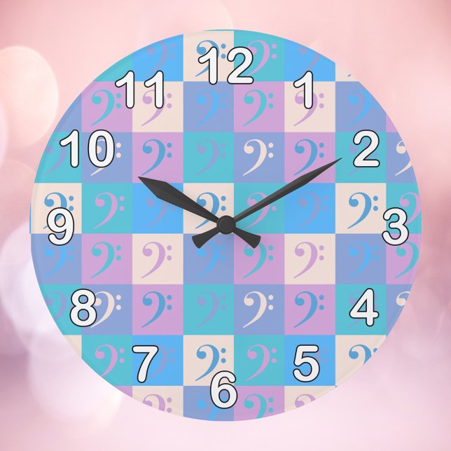 Bass Clef Music Pattern Pastell mit Zahlen Große Wanduhr (A clock with a pattern of bass clefs with white numbers and black outlines.)