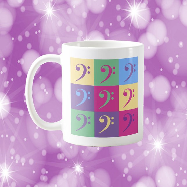 Bass Clef Muster farbenfroh Kaffeetasse (A mug with a pattern of bass clef symbols in purple, yellow, green, blue and pink)