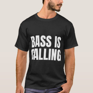 Bass Is Calling – Minimalistische Fischerei-Typo T-Shirt