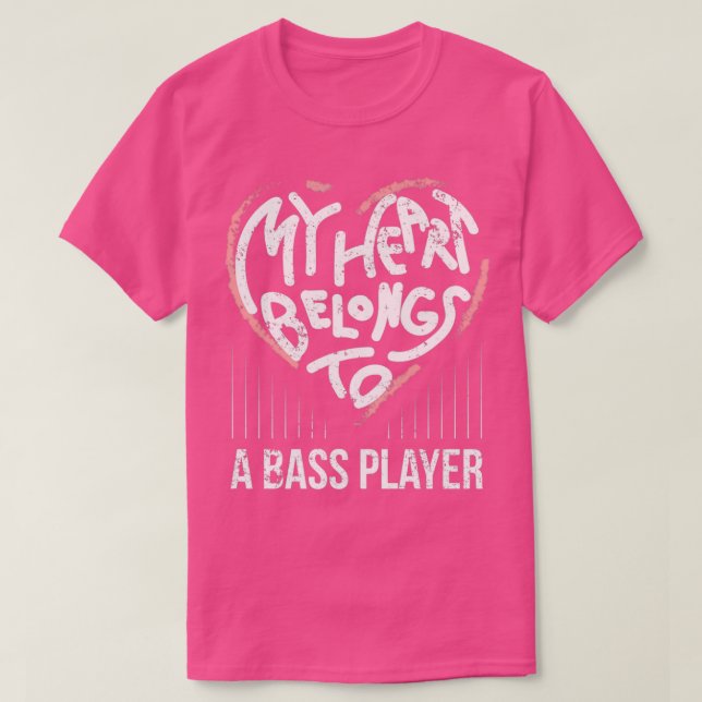 Bass Player Girlfriend Ehefrau Mein Herz gehört zu T-Shirt (Design vorne)