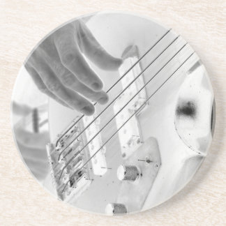 Bass-Spieler, Baß und Hand, negatives Bild Sandstein Untersetzer