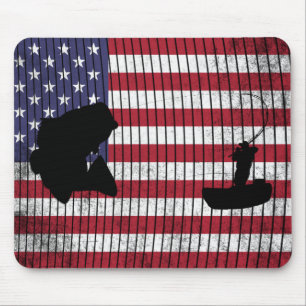 Bass und Fischer über die amerikanische Flagge Mousepad