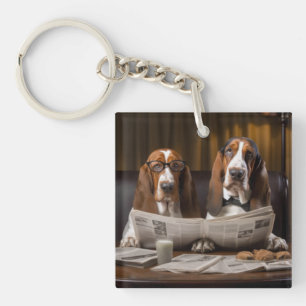 Basset hackt beim Lesen der Zeitung Schlüsselanhänger