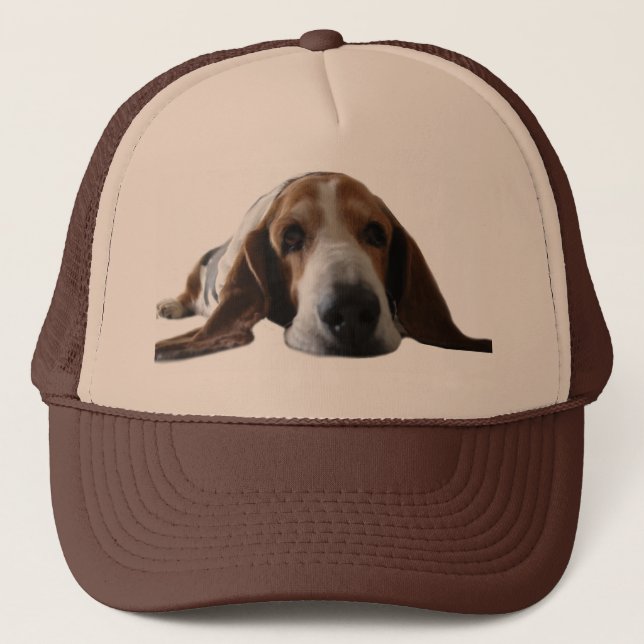 Basset Hound, das sich hinlegt Truckerkappe (Vorderseite)