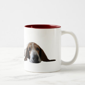 Basset Hound, das sich hinlegt Zweifarbige Tasse