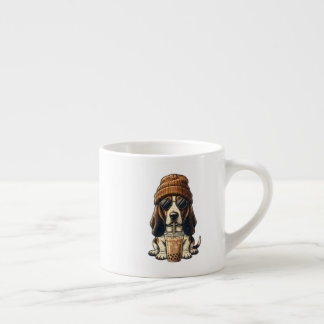 Basset Hound Hipster-Hund trinkt Eiskaffee Espressotasse