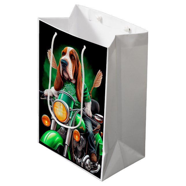 Basset Hound Hund Fahrrad St. Patrick's Day Mittlere Geschenktüte (Vorderseite Schrägansicht)