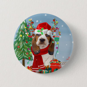 Basset Hound Hund im Schnee mit Weihnachtsgeschenk Button