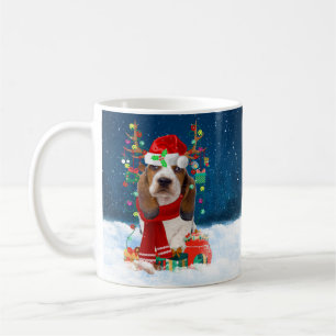 Basset Hound Hund im Schnee mit Weihnachtsgeschenk Kaffeetasse