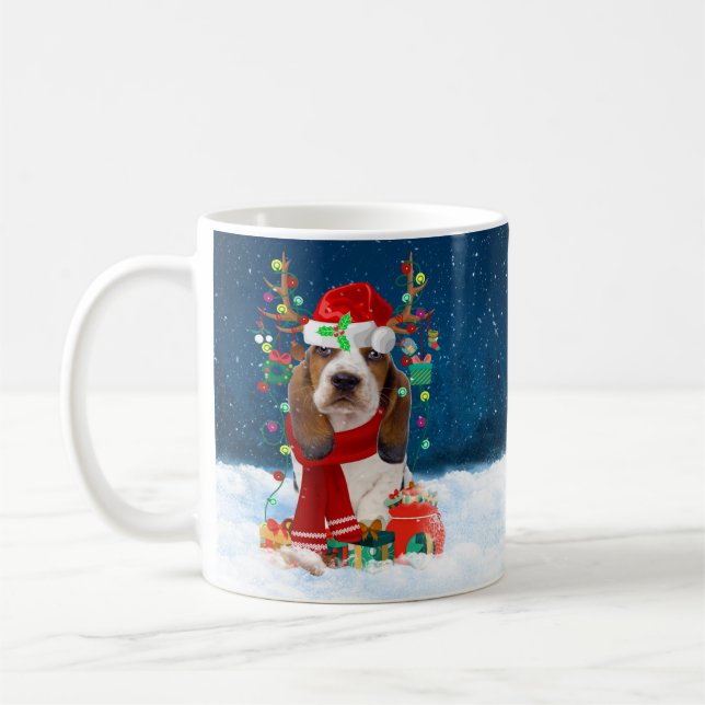 Basset Hound Hund im Schnee mit Weihnachtsgeschenk Kaffeetasse (Links)
