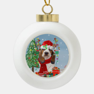 Basset Hound Hund im Schnee mit Weihnachtsgeschenk Keramik Kugel-Ornament