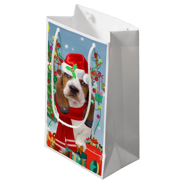 Basset Hound Hund im Schnee mit Weihnachtsgeschenk Kleine Geschenktüte (Vorderseite Schrägansicht)