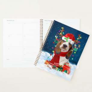 Basset Hound Hund im Schnee mit Weihnachtsgeschenk Planer