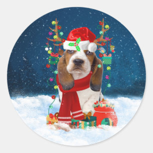 Basset Hound Hund im Schnee mit Weihnachtsgeschenk Runder Aufkleber