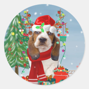Basset Hound Hund im Schnee mit Weihnachtsgeschenk Runder Aufkleber