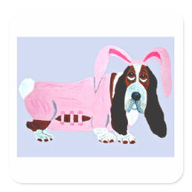 Basset Hound im rosa Hasenkostüm