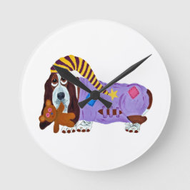 Basset Hound in Schlafanzug mit Teddybär Runde Wanduhr