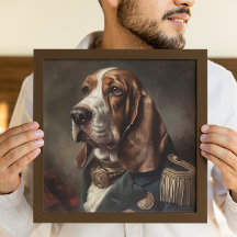 Basset Hound mit Napoleon-Kostüm