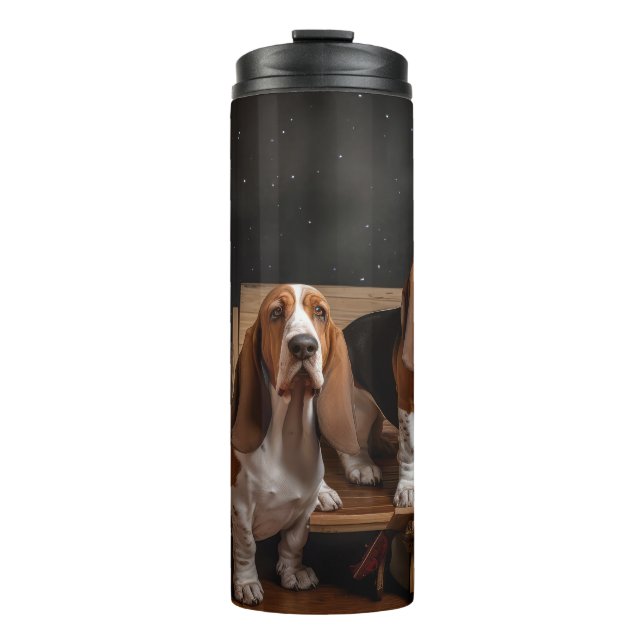 Basset Hound Snowy Sleigh Weihnachtsdekor Thermosbecher (Vorderseite)