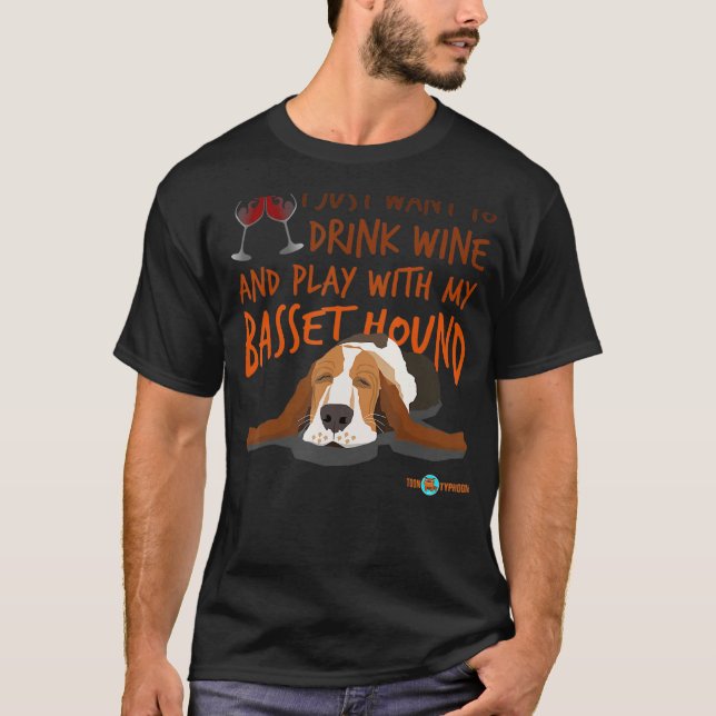 Basset Hound trinken Wein und spielen mit meinem T-Shirt (Vorderseite)